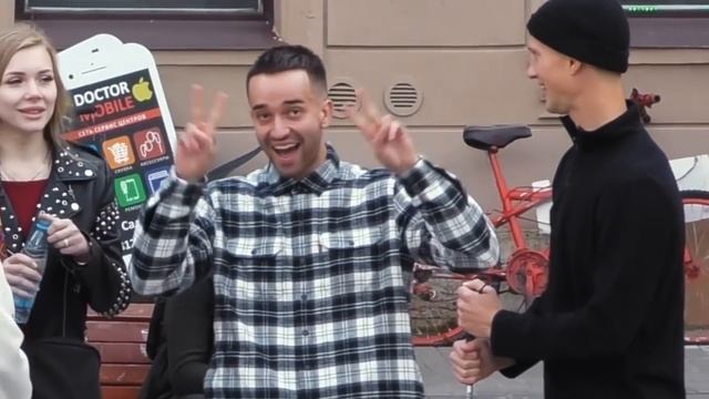 "Слепой" БЫЧИТ на Людей а потом они СГОРАЮТ СО СТЫДА / Подставной Слепой Пранк смотреть онлайн