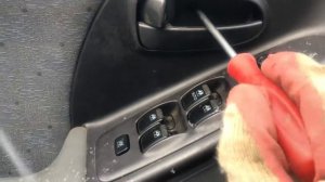 Как правильно снять обшивку двери на автомобиле Hyundai Elantra