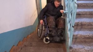 по ступенькам на инвалидной коляске
