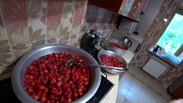 Первый раз варю варенье из своей клубнички