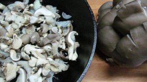 Салат из куриной грудинки с вешенками и огурцом