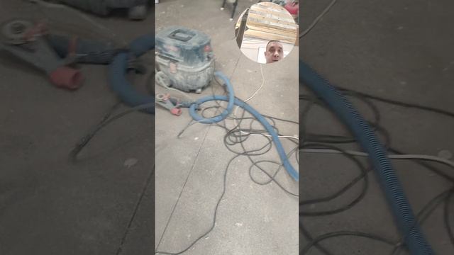 Раковина из керамогранита над стиральной машиной.