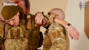 Наложение жгута Эсмарха а руку пострадавшему в положении стоя