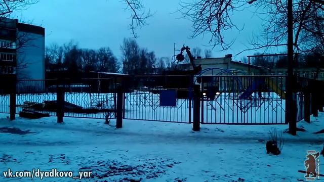 Демонтаж горки во дворе школы 23 (Дядьково, Ярославль) смотреть онлайн