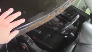 Удаление ржавчины с проёма лобового стекла на Subaru Forester.