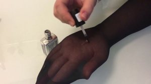 Стрелку на колготках хорошо удержит прозрачный лак для ногтей.