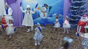 Танец снежинок во второй младшей группе