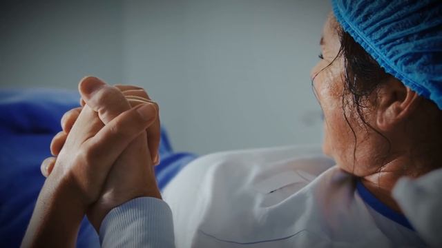 Когда врачи сделали кесарево сечение и увидели малыша — они не поверили глазам! смотреть онлайн