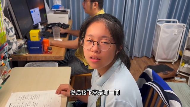 八年级小鱼儿的月考成绩出来了，妈妈知道名次后差点哭，啥情况？ смотреть онлайн