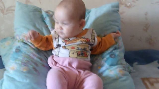 Девочка упала и разбилась