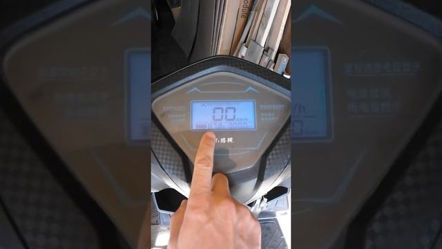 Заряжаю электроскутер от литиевого аккумулятора