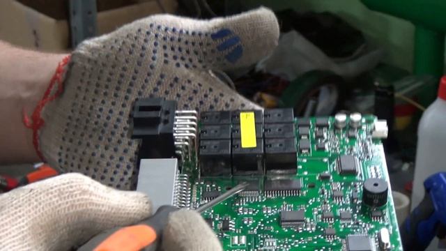 НЕ РАБОТАЮТ ПОВОРОТНИКИ НА ПРИОРЕ? РЕМОНТ БЛОКА КУЗОВНОЙ ЭЛЕКТРОНИКИ .