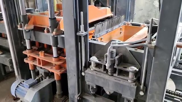 Вибропресс для изготовления тротуарной плитки.