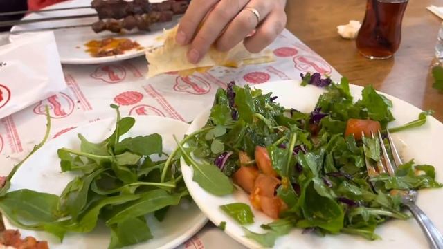 УЖИН В ТУРЕЦКОМ КАФЕ. ВКУСНО И ДЕШЕВО ПОУЖИНАТЬ В АНТАЛИИ смотреть онлайн