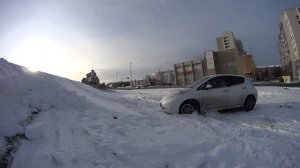 Nissan Leaf роет снег - тестируем проходимость Ниссан Лиф