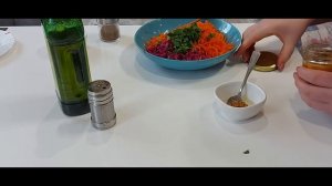 Салат из красной редьки и моркови.