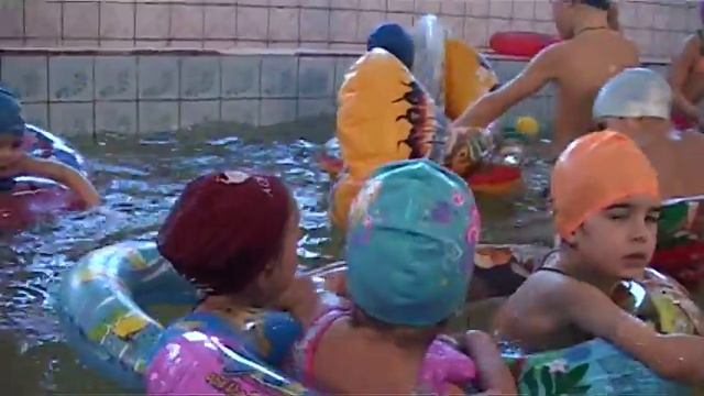 Детское занятие в бассейне смотреть онлайн