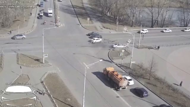 В Абакане Volkswagen и Toyota не поделили дорогу, есть пострадавшие смотреть онлайн