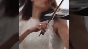 прикольно на скрипке играет, еще прикольнее танцует