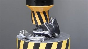 100 тонный гидравлический пресс прессует различные объекты компиляции