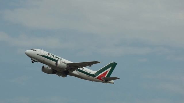 Plane Spotting Geneva Airport (GVA) | A330, B767 and more | Morning traffic | August 2022 (Part 3) смотреть онлайн