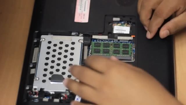 How to Install Memory (RAM) in a Laptop (HP Pavilion DV6-7023TX) смотреть онлайн