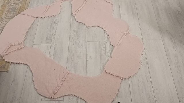 Не выбрасывайте старые вещи. Креативный коврик из старых вещей.