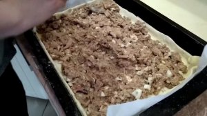 Пирог из слоеного теста с рыбными консервами