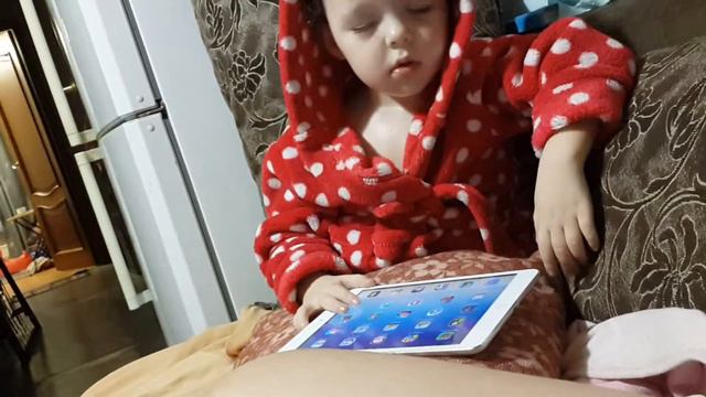 Дочка засыпает после ванны смотреть онлайн