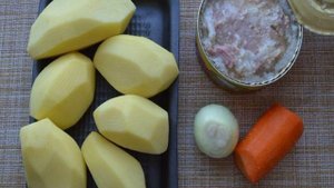 Тушеный картофель с тушенкой