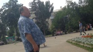 Пьяный мужик поёт песни