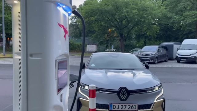 RÅT MED FROST: Langtur til Nürburgring i en ELBIL - Renault Megane e-tech Electric (2022) смотреть онлайн