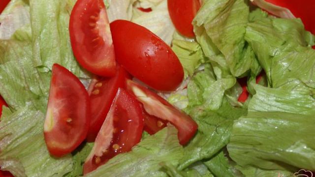 Салат с соленой семгой, оливками, помидорами и сыром Бри