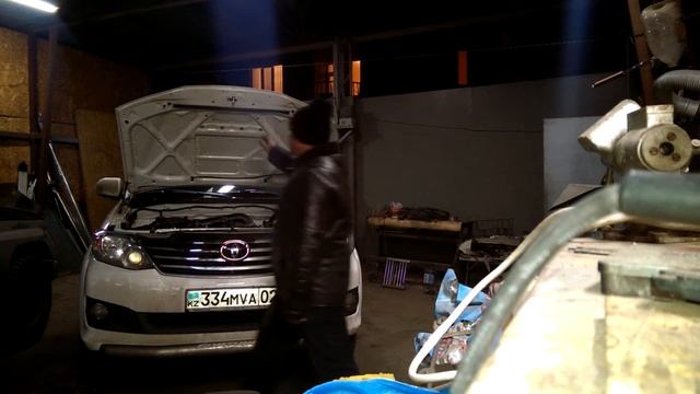 Fortuner 2014. Газовые упоры капота 2 смотреть онлайн