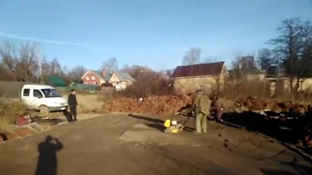 Трамбовка, уплотнение грунта под стоянку во дворе и заезд на участок смотреть онлайн