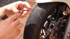 Прокол колеса на мотоцикле, что делать?