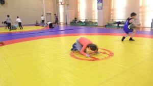 Упражнение, кувырок через препятствие. Тренировка.