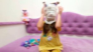 Милана играет с живой куклой Барби