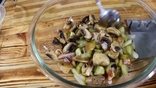 Новогодний! Нереально вкусный салат с перепелиными яйцами!