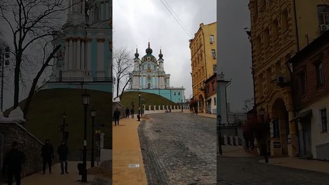 Андреевский спуск вид на Андреевскую церковь в Киеве.