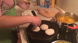 Пошаговые рецепты: Домашние свиные котлеты и картофельное пюре