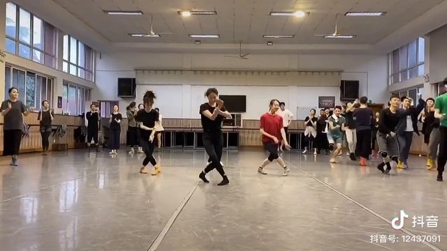 由著名舞蹈家刘福洋创编的最火的舞蹈《站在草原望北京》完整版来啦 смотреть онлайн