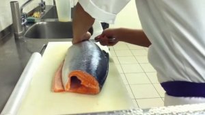 Как разделать лосось за 1 минуту!?