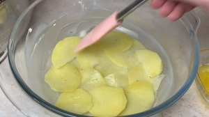 Боже, как вкусно! Всего 2 ингредиента! Я всегда буду так готовить! Просто порежь картошку!