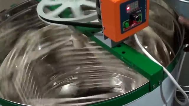 Электропривод 12В 120Вт на 4 рамочной медогонке смотреть онлайн