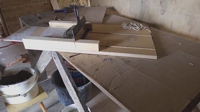 ПРИСПОСОБЛЕНИЕ ДЛЯ БЫСТРОГО И УДОБНОГО НАНЕСЕНИЯ ПЛИТОЧНОГО КЛЕЯ НА ПЛИТКУ