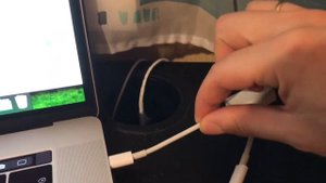 Как легко выдергивается шнур зарядки из MacBook Pro 2017