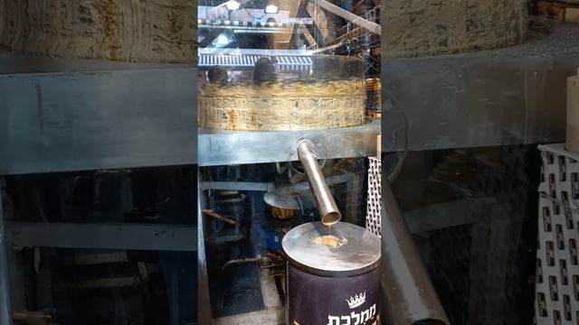 Изготовление халвы на рынке Махане - Иегуда в Иерусалиме. Making halvah at the Mahane Yehuda