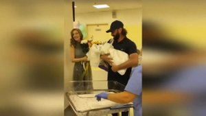 Илья Авербух забрал жену и сына из роддома