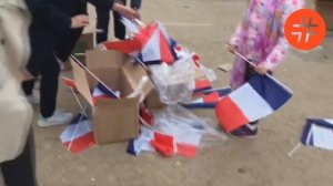 Флаги Франции валяются на земле у Лувра во время оглашения результатов президентских выборов